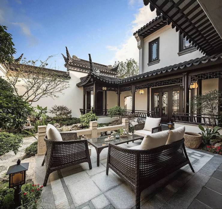 别墅庭院，究竟该如何设计？从功能分区到意境营造的完整指南